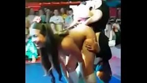 Mickey Mouse erótico se coje a chava en público